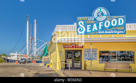 Tarpon Springs, in Florida. Un piccolo waterside storica città con una storia di spugna di sub e di una influenza greca. Pelican Point negozio di pesce sul Foto Stock