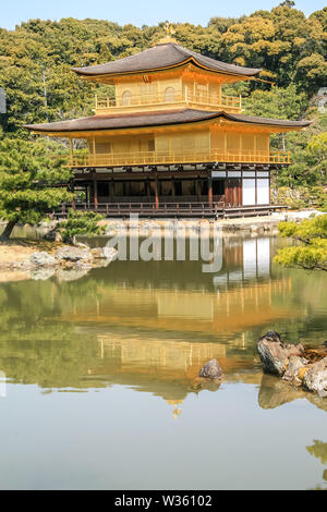 Storico giapponese vecchio palazzo durante la fioritura dei ciliegi - hanami Foto Stock