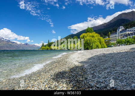 Stoney litorale del Lago Wakatipu con le montagne sullo sfondo, Queenstown, Isola del Sud della Nuova Zelanda Foto Stock