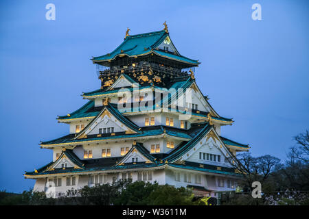 Storico giapponese vecchio palazzo durante la fioritura dei ciliegi - hanami Foto Stock