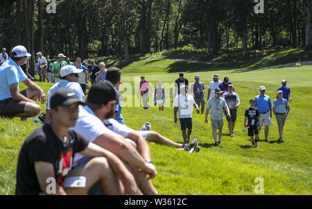 Silvis, Iowa, USA. 12 Luglio, 2019. Spettatori guarda le otto fairway durante il secondo round del John Deere Classic a TPC Deere Run in Silvis, Venerdì, 12 luglio, 2019. Credito: Andy Abeyta/Quad-City volte/ZUMA filo/Alamy Live News Foto Stock