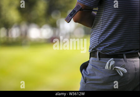 Silvis, Iowa, USA. 12 Luglio, 2019. Un giocatore di golf attende di putt durante il secondo round del John Deere Classic a TPC Deere Run in Silvis, Venerdì, 12 luglio, 2019. Credito: Andy Abeyta/Quad-City volte/ZUMA filo/Alamy Live News Foto Stock