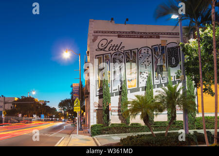 BENVENUTO A LITTLE HAVANA SEGNO MURALE (©UNATTRIBUITI) OTTAVO STREET LITTLE HAVANA QUARTIERE MIAMI FLORIDA Foto Stock