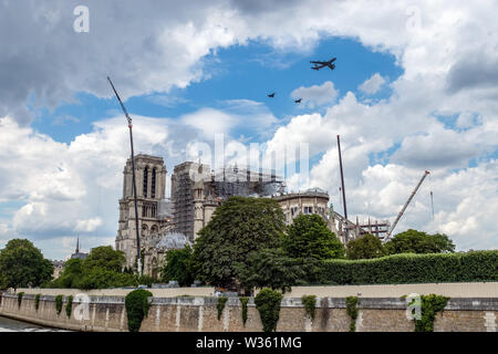 Il francese di velivoli militari sorvolano la cattedrale di Notre Dame de Paris Foto Stock