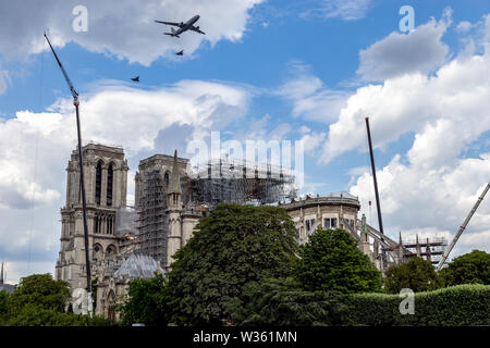 Il francese di velivoli militari sorvolano la cattedrale di Notre Dame de Paris Foto Stock