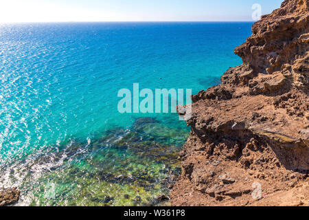 Acqua azzurra dell'Oceano Atlantico su Morro Jable Beach, Fuerteventura, Isole Canarie, Spagna. Uno dei migliori spiaggia delle Canarie Foto Stock