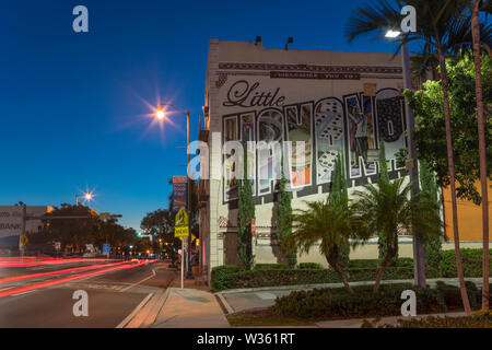 BENVENUTO A LITTLE HAVANA SEGNO MURALE (©UNATTRIBUITI) OTTAVO STREET LITTLE HAVANA QUARTIERE MIAMI FLORIDA Foto Stock