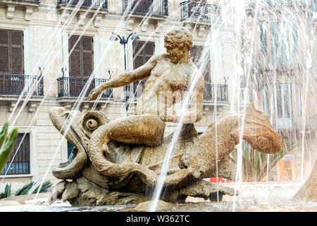 La Fontana di Diana in Piazza Archimede a Siracusa, in Sicilia - Italia. Foto Stock