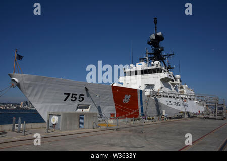 Il Guardacoste Douglas Munro siede pier lato alla Base Navale di Coronado in Coronado, California, 11 luglio, 2019. L'equipaggio del Munro scaricato più di 39.000 libbre di cocaina e 933 libbre di marijuana che vale la pena un combinato stimato di $ 569 milioni di euro, che è stata sequestrata in acque internazionali nell'Oceano Pacifico orientale. (U.S. Coast Guard foto di Sottufficiali di prima classe Mark Barney) Foto Stock