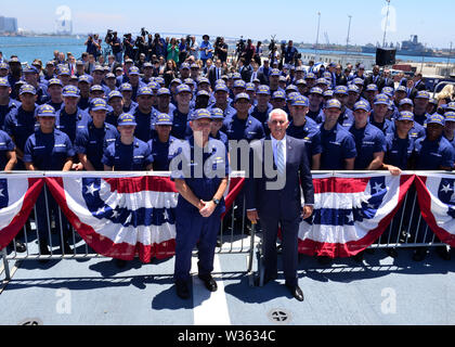 Vice Presidente Mike Pence sorge a fianco degli Stati Uniti Coast Guard Capt. James C. Estramonte, comandante del guardacoste Munro (WMSL 755), e Munro mentre il suo equipaggio a bordo del cutter in San Diego Luglio 11, 2019, durante Munro bulk offload di più di 39.000 libbre di cocaina e 933 libbre di marijuana, vale la pena di un combinato stimato di $ 569 milioni di euro. I farmaci rappresentano offloaded 14 distinte sospetto di contrabbando di droga peschereccio interdictions e interruzioni nelle acque internazionali dell'Oceano Pacifico orientale al largo delle coste del Messico, America Centrale e Sud America da tre Coast Guard cutters essere Foto Stock