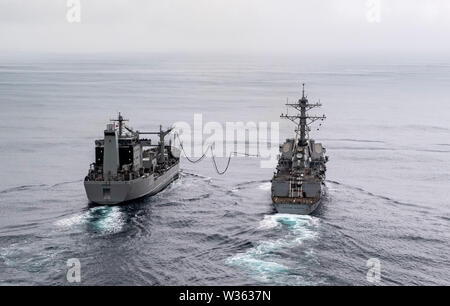 190711-N-NU281-1687 Oceano Pacifico del sud (11 luglio 2019) Il Arleigh Burke-class guidato-missile destroyer USS Michael Murphy (DDG 112), destra, vele a fianco cileno nave rifornimento CNS Araucano (AO-53) durante un rifornimento in mare come parte di esercitare il lavoro di squadra Sud 2019. Il lavoro di squadra Sud è una biennale navali cileno di esercizio che si concentra sulla conduzione di scenari di addestramento in intermedio e avanzato anti-superficie e anti-guerra sottomarina operazioni. (U.S. Foto di Marina di Massa lo specialista di comunicazione 2a classe Justin R. Pacheco) Foto Stock