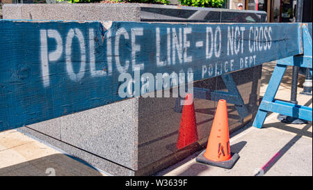 Linea di polizia non superano la barriera in Chicago - Chicago, Stati Uniti d'America - 11 giugno 2019 Foto Stock