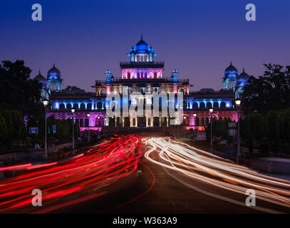 JAIPUR, INDIA - CIRCA NOVEMBRE 2018: la Albert Hall Museum di notte. Esso è il più antico museo di stato e funzioni come il museo di stato di Rajast Foto Stock