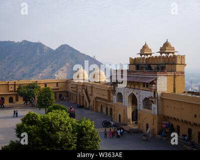 JAIPUR, INDIA - CIRCA NOVEMBRE 2018: gli elefanti e turisti al Forte Amber. Jaipur è il capitale e la più grande città dello stato indiano del Rajas Foto Stock