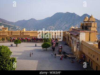 JAIPUR, INDIA - CIRCA NOVEMBRE 2018: gli elefanti e turisti al Forte Amber. Jaipur è il capitale e la più grande città dello stato indiano del Rajas Foto Stock