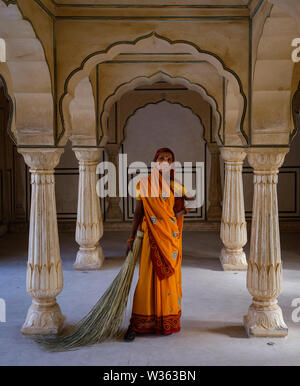 JAIPUR, INDIA - CIRCA NOVEMBRE 2018: donna indiana in Forte Amber. Jaipur è il capitale e la più grande città dello stato indiano del Rajasthan. Jaipur ho Foto Stock