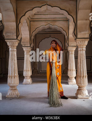 JAIPUR, INDIA - CIRCA NOVEMBRE 2018: donna indiana in Forte Amber. Jaipur è il capitale e la più grande città dello stato indiano del Rajasthan. Jaipur ho Foto Stock