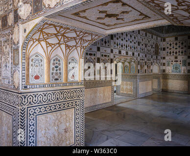 JAIPUR, INDIA - CIRCA NOVEMBRE 2018: Interno del Forte Amber. Jaipur è il capitale e la più grande città dello stato indiano del Rajasthan. Jaipur Foto Stock