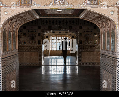 JAIPUR, INDIA - CIRCA NOVEMBRE 2018: guardia in Forte Amber. Jaipur è il capitale e la più grande città dello stato indiano del Rajasthan. Jaipur è un Foto Stock