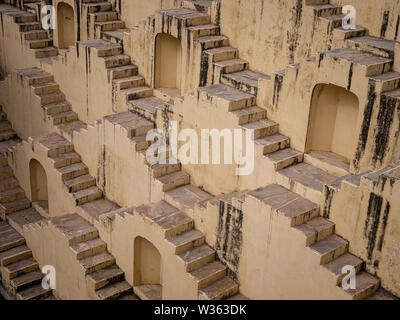 JAIPUR, INDIA - CIRCA NOVEMBRE 2018: Stepwell Panna Meena Ka Kund a Jaipur. Jaipur è il capitale e la più grande città dello stato indiano del Rajasth Foto Stock