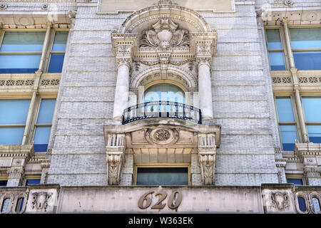 Windows riflettono lo stile, il cuore e l anima di questo classico edificio e per le persone che risiedono in esso Foto Stock