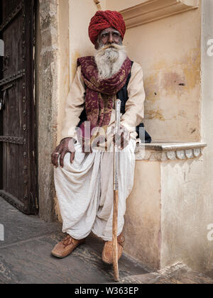 JAIPUR, INDIA - CIRCA NOVEMBRE 2018: Indiano uomo con vestiti tipici del Rajasthan a Jaipur. Jaipur è la capitale e la città più grande dell'Indiano Foto Stock