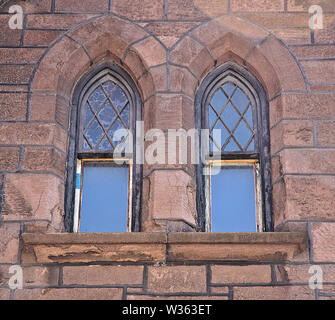 Windows riflettono lo stile, il cuore e l anima di questo classico edificio e per le persone che risiedono in esso Foto Stock