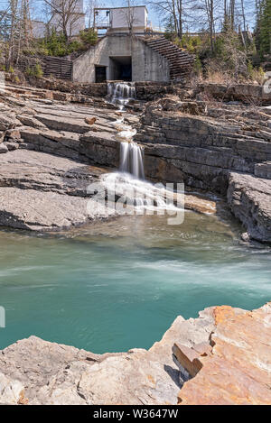 Sotto la diga Seebe in Alberta, Canada Foto Stock