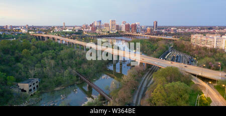 La James River è lenta e regolare su questa mattina in ed intorno a Richmond Virginia Foto Stock