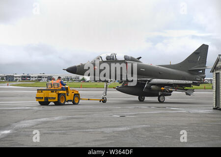 CHRISTCHURCH, Nuova Zelanda, dicembre 12, 2018: Manutenzione del cambio di equipaggio una storica Skyhawk fighter jet presso la Air Force Museum a Christchurch, nuovo zelo Foto Stock