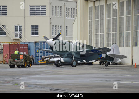 CHRISTCURCH, Nuova Zelanda, dicembre 12, 2018: Ingegneri presso la Air Force Museum un innesto 1941 Kittyhawk in un altro hangar per conservarle. Foto Stock