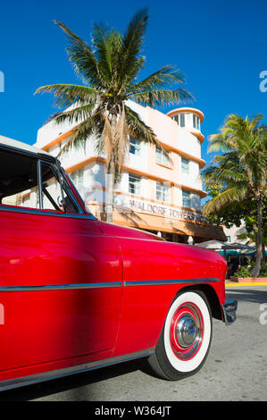 MIAMI - Dicembre 31, 2018: un classico americano auto integra l'architettura Art Deco di Ocean Drive di South Beach si prepara per la Vigilia di Capodanno. Foto Stock