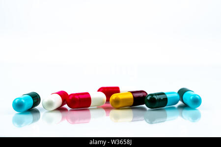 Colorate capsula di antibiotico pillole su sfondo bianco. Concetto galenico. Farmaco antibiotico resistenza. Industria farmaceutica. Farmacia farmacia. Foto Stock