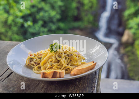 La pasta in una caffetteria sullo sfondo di una cascata Foto Stock