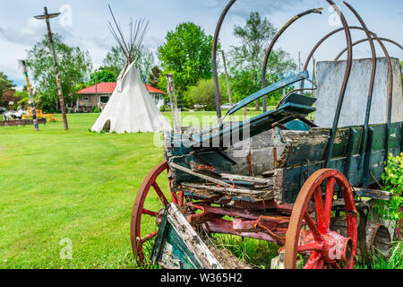 Avamposto di Wild West che mostra i tipi e i totem indiani nativi Foto Stock