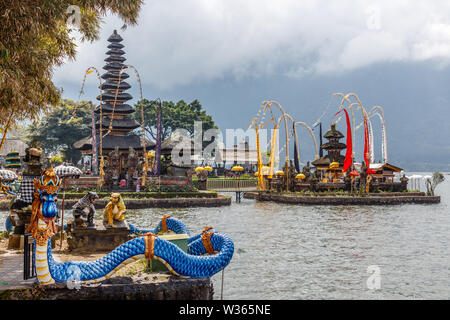 Dragon fontane e torri di Meru a Balinese tempio indù Pura Ulun Danu Beratan, Tabanan, Bali, Indonesia Foto Stock