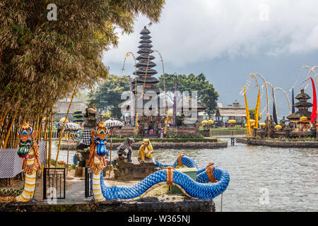 Dragon fontane e torri di Meru a Balinese tempio indù Pura Ulun Danu Beratan, Tabanan, Bali, Indonesia Foto Stock