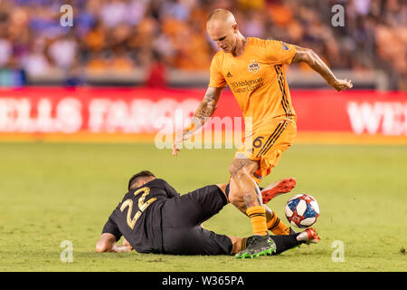 Texas, Stati Uniti d'America. 12 Luglio, 2019. Luglio 12, 2019 Houston Dynamo defender Aljaz Kiki Struna (6) e Los Angeles FC avanti Rodolfo Zelaya (22) durante una partita tra Los Angeles FC e Houston Dynamo BBVA Stadium di Houston, Texas. A metà è tie 1-1. Credito: Cal Sport Media/Alamy Live News Foto Stock