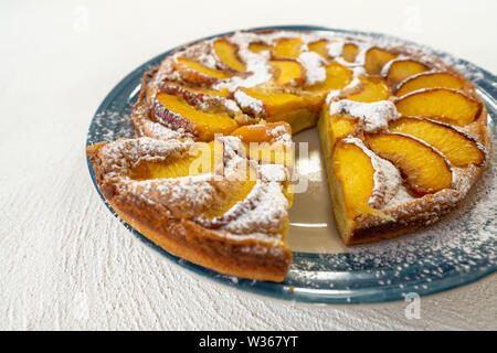 Torta di pesche e dessert fatti in casa con frutta fresca Close Up su sfondo bianco. Foto Stock