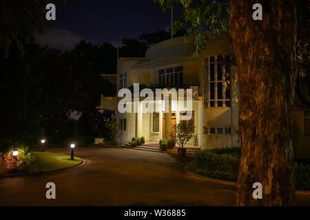 Hong Kong - Luglio 12, 2019: studenti dell Università di Hong Kong che circonda il vicecancelliere Xiang Zhang House contro la sua dichiarazione condanniamo luglio 1 Legc Foto Stock