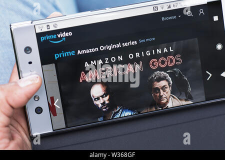 Amazon PrimeVideo, Prime Amazon serie originale, American dèi Movie sito web streaming onSmartphone Mobile sullo schermo del telefono Foto Stock