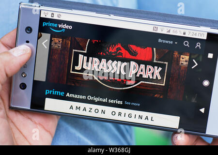 La perfezione del Amazon Video, Amazon Prime serie originale, Jurassic Park Movie sito web streaming sullo smartphone mobile sullo schermo del telefono Foto Stock