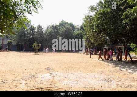 La scuola dei bambini in schoolyard Foto Stock