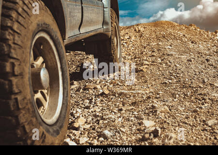 Primo piano di tutti i tipi di terreno ruote vettura in zona di montagna. Off-road 4x4 car Foto Stock