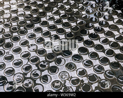 Nero umido il tappetino in gomma texture con dot surface. primo piano Foto Stock