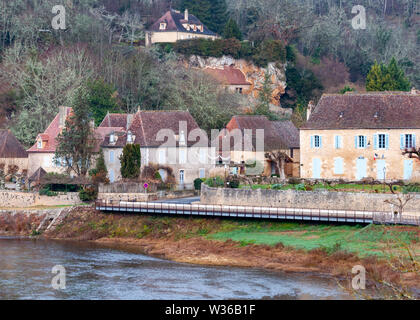 Limeuil, nella regione Dordogne-Périgord in Aquitaine, Francia. Borgo medievale con le case tipiche arroccato su una collina che si affaccia sulla confluenza di Foto Stock