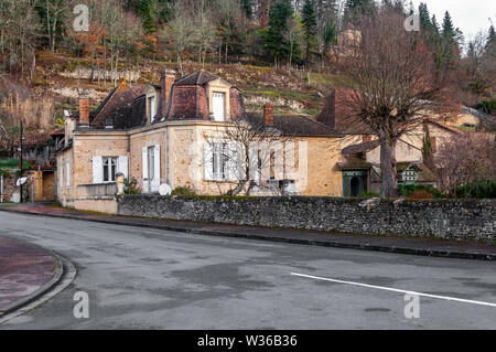 Limeuil, nella regione Dordogne-Périgord in Aquitaine, Francia. Borgo medievale con le case tipiche arroccato su una collina che si affaccia sulla confluenza di Foto Stock