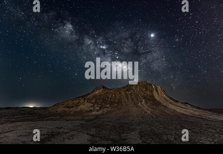 Il Vulcano di fango nella notte stellata Foto Stock