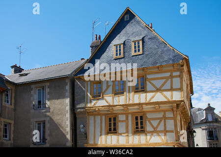 Belle vecchie tipiche case a graticcio in Vannes che è una magnifica città in Bretagna Foto Stock