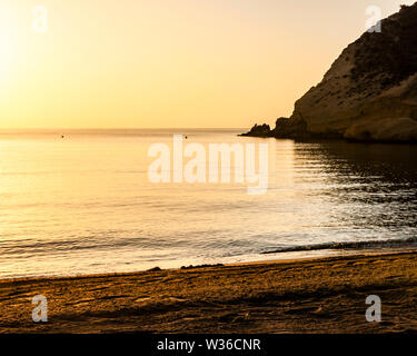 Aguilas, parco marino protetto dei quattro baie, sul mare mediterraneo di Murcia, una destinazione turistica in Spagna: Cala Cerrada. Playa la Carolina. Foto Stock